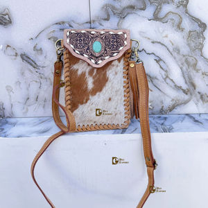 Bolso de cuero con grabado artesanal y piedra turquesa, tamaño pequeño, para teléfono, con piel de vacuno con pelo, tipo cartera de muñeca - Product Image 1