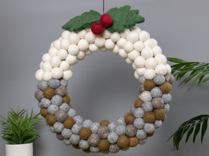 Corona de Pompones de Fieltro Blanco, Gris y Marrón para Decoración Navideña de Puertas - Product Image 2