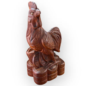 La statue du coq est exquisamment sculptée en bois de Huong. - Product Image 5