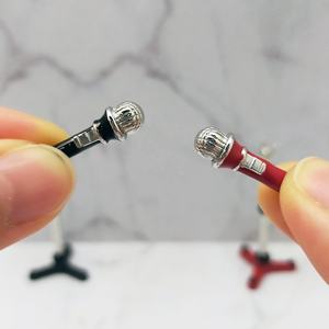 Micrófono Rojo Metálico a Escala 1:12 con Soporte para Casa de Muñecas - Accesorios Musicales - Product Image 5