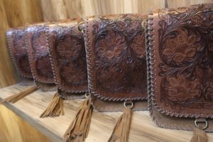 Bolso bandolera de cuero genuino, bolso de cuero estilo western, bolso de cuero con adornos florales, bolso de hombro de cuero hecho a mano, bolso con flecos estilo boho - Product Image 4