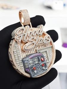 จี้ห้อยคอฮิปฮอปหรูหราประดับเพชรโมอิสซาไนต์รูปทรงเมดัลลี่น์แบบกำหนดเอง สีโรสโกลด์ รุ่น Luxury Iced Out Hoodstars Subway สำหรับงานปาร์ตี้ - Product Image 2