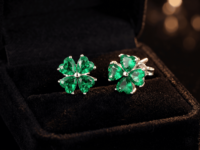 Anting-anting bermotif bunga semanggi empat daun, emas putih 14K, zamrud buatan laboratorium, perhiasan wanita untuk pengantin