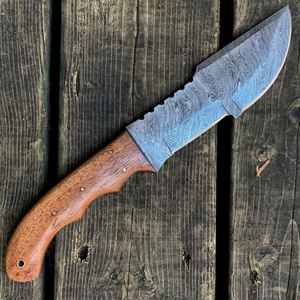 Couteau de chasse et de survie Damas de haute qualité, personnalisé, en gros, avec manche en bois, lame pleine en acier, pour activités de plein air et bushcraft - Product Image 3