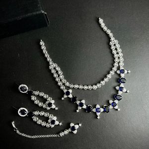 Ensemble de bijoux tendance multicolores à finition brillante avec boucles d'oreilles dorées pour les soirées et les événements, provenant d'un fournisseur indien. - Product Image 3