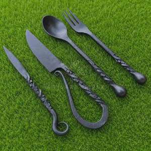 Ensemble de couverts médiévaux torsadés forgés à la main en 3 pièces, style Viking, couteau, cuillère, fourchette - Product Image 1