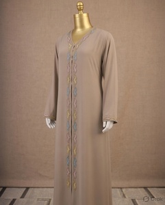 Abaya classique beige respirante brodée, longueur cheville, avec un élément de mode simple et discret - Product Image 2