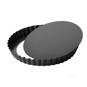 Moule à tarte rond cannelé noir de 7 pouces avec fond amovible pour la cuisson de tartelettes aux pommes, de cheesecakes et de desserts, fabriqué à Taïwan - Product Image 1