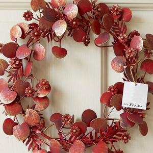 Guirlande d'eucalyptus métallique rouge éclatant, scintillante avec des accents dorés élégants, décoration festive pour la porte d'entrée en automne ou pour les fêtes - Product Image 4