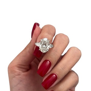 Bague de fiançailles de luxe en platine et or 14 carats avec diamant ovale de laboratoire de 5 carats, trois pierres et diamants latéraux en forme de poire, certifiée IGI, pour mariage - Product Image 4