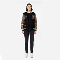 Veste universitaire personnalisée de qualité supérieure avec corps en laine grise et manches en cuir véritable noir, patchs en chenille, broderie sur le devant