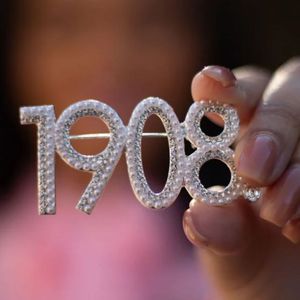 Broche de revers élégante en or et pierres claires, motif chiffre, avec perles et cristaux étincelants, accessoire de mode pour femme, modèle 1908 - Product Image 1