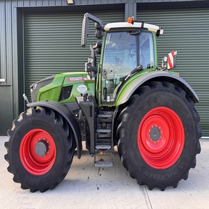 Tractor Fendt de Alto Rendimiento con Motor, Caja de Cambios y Bomba - Construcción Duradera para Uso Agrícola - Product Image 1