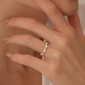 Bague à l'allure élégante en or rose sertie de diamants de laboratoire et ornée de perles - Product Image 3