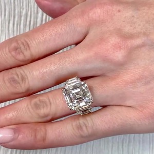 Anillo de compromiso de cinco piedras con diamante cultivado en laboratorio de corte Asscher de 9.5 quilates y oro amarillo de 14 quilates con claridad D-E-F VVS-VS certificada por IGI - Product Image 3