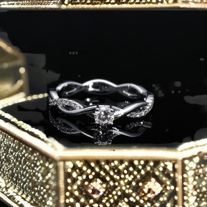 Bague de mariage de luxe en argent Sterling 925 plaqué rhodium pour femmes de haute qualité en zircone cubique pierre centrale conception de bande torsadée - Product Image 4