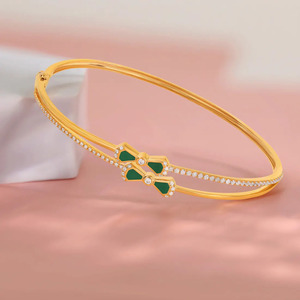 Brazalete Doble con Lazo Verde y Diamantes, Banda Doble en Oro Amarillo y Diseño Lineal Elegante - Product Image 3