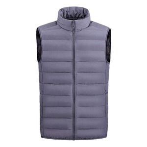 Chaleco acolchado grueso personalizado para hombre, cuello alto, transpirable, con bolsillos laterales, cierre de cremallera, color sólido, para exteriores - Product Image 3