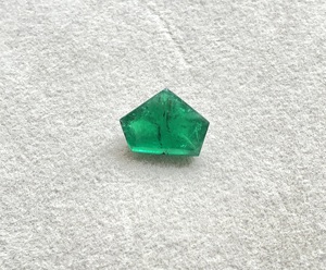 Piedra de esmeralda zambiana de 6,97 quilates con corte pentagonal para la elaboración de joyería fina, piedra preciosa natural - Product Image 4