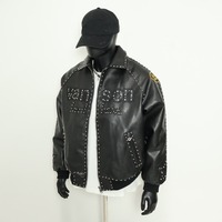 Blouson universitaire homme noir à clous et lettres imprimées, col montant, fermeture éclair, en coton, style rétro, streetwear décontracté, moto et motard