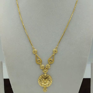 Conjunto de Collar y Pendientes con Colgante Circular Geométrico Dorado con Pavé de Diamantes Brillantes, Joyería Moderna y Sofisticada - Product Image 1