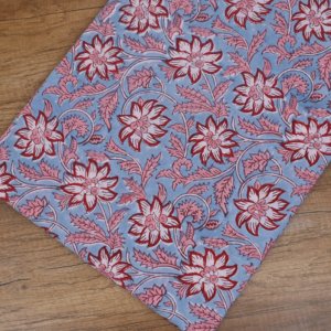 Tissu en coton imprimé à la main motif floral bleu de designer, motif de fleurs rouges et de feuilles roses pour robes, kurtis, coussins - Product Image 3