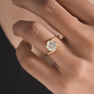 Bague de fiançailles de luxe en or 18 carats avec diamant de laboratoire certifié IGI, couleur F, blanc, 1,5 carat, taille brillant, VS1, 2 grammes - Product Image 1
