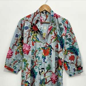 เดรสยาวผ้าฝ้ายลายดอกโบโฮ สีฟ้าอ่อน พิมพ์ลายพฤกษศาสตร์ แบบคาฟตัน - Product Image 3