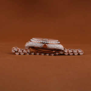 นาฬิกาหรูหราสีโรสโกลด์ประดับเพชร VVS มอยส์ซาไนต์สำหรับผู้หญิง หน้าปัดทรงกลมประดับเพชรเต็มวง สายแบบกำไล สไตล์ฮิปฮอป นาฬิกาสั่งทำพิเศษ - Product Image 4