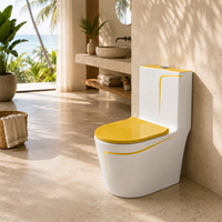 WC monobloc en céramique au design unique, couleur blanche, avec réservoir à ligne jaune clair, double chasse et abattant à fermeture douce, pour salle de bain de villa