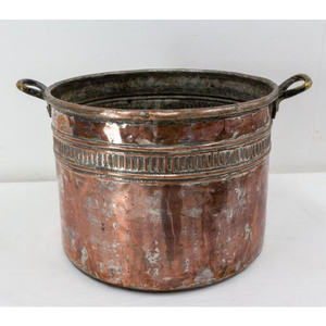 Jardinière en cuivre vintage en promotion avec design côtelé et deux poignées pour usage extérieur ou intérieur - Product Image 1