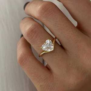 Anillo de banda curva con diamante talla corazón de 2.01 quilates cultivado en laboratorio East West para mujer, oro macizo de 18 quilates, regalo de propuesta de matrimonio para amantes. - Product Image 3