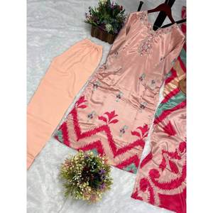 Conjunto de Pantalón y Top de Seda Chinon con Estampado Digital Atractivo y Bordado con Lentejuelas, con Dupatta - Product Image 2
