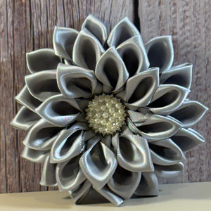 Broche de Flor Blanca, Elegante Pin Floral para Mujer, Accesorio de Moda de Lujo con Diseño Clásico de Pétalos de Tela, Color Blanco - Product Image 6