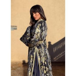 Kaftan confectionné en soie brocart italienne de la plus haute qualité, tons doux ivoire, blush et caramel, entièrement doublé, avec sous-robe en soie blush. - Product Image 4
