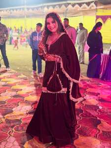 Lehenga Choli en velours épais pur avec broderie, manches en dentelle fantaisie et dupatta à bordure sur quatre côtés, tenue entièrement cousue - Product Image 4