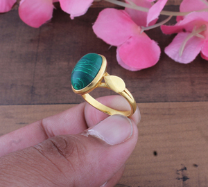 Anillo Clásico de Fiesta de Plata de Ley 925 Bañado en Oro de 18K con Gema de Amatista, Diseño Ovalado Verde Corazón y Tallo Dividido, Venta al por Mayor - Product Image 3