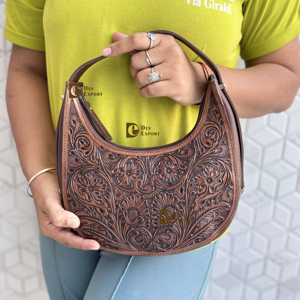 Nuevo Bolso de Hombro Estilo Bohemio Gitano de Cuero Tallado a Mano por Diseñador 2026, Bandolera Artesanal de Estilo Western - Product Image 1