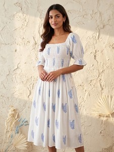 Robe décontractée en coton blanc et bleu à fleurs, faite à la main, col bateau, manches bouffantes, silhouette ajustée et évasée - Product Image 1