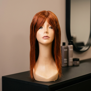 Peluca de Cabello Humano Rojo Liso con Flequillo Completo, Longitud Media, Exhibida en Cabeza de Maniquí - Product Image 2
