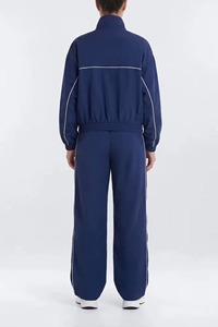 Conjunto Impermeable Personalizado para Mujer: Chaqueta Oversize con Cremallera y Pantalones Deportivos de Hombro Caído para Actividades al Aire Libre - Product Image 2