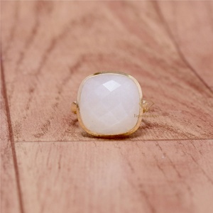 Anneaux de pierres précieuses en pierre de lune blanche naturelle de qualité supérieure Anneaux de pierres précieuses blanches en forme de coussin en argent sterling 925 pour grossiste - Product Image 1