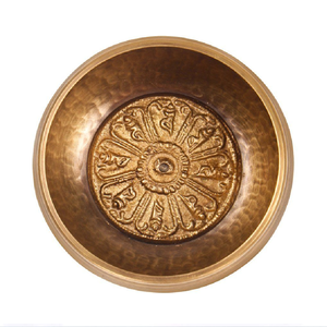 Bol chantant élégant avec inscription tibétaine gravée et bordures décoratives sur une base rouge, disponible à prix de gros. - Product Image 5