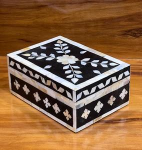 Boîte cadeau moderne en soie sérigraphiée avec incrustation de nacre noire et blanche pour la Saint-Valentin, artisanat de la région de l'Uttar Pradesh - Product Image 2