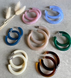 Boucles d'oreilles en résine époxy avec fleurs séchées pressées et coquillages brisés, modèle floral artificiel, artisanat en résine d'Europe - Product Image 4