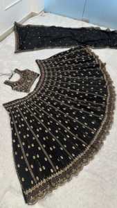 Lehenga de crepé de seda para fiestas y bodas, con trabajo de lentejuelas, zari y dori, con blusa de trabajo elaborado y dupatta con bordados. - Product Image 4