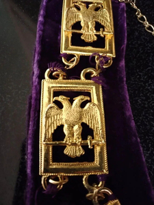 Collier maçonnique de luxe en velours violet avec pendentif croix dorée et badges emblèmes en émail – Nouveauté 2026 - Product Image 3