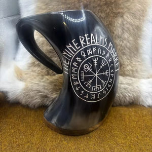 Mug à boire en corne de viking artisanal, technique de sculpture, motifs variés à prix économique - Product Image 1
