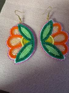 Pendientes de Lujo Hechos a Mano con Bordado y Cuentas, Diseño Intrincado Artesanal para Mujer, Accesorios de Moda - Product Image 2