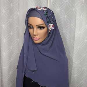 Pañuelo Hijab Bordado Floral Hecho a Mano para Mujer, Material de Seda Morada Elástica, Bordado Artesanal con Punto de Cruz - Product Image 3